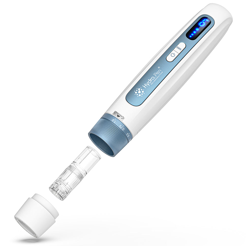 HydraPen H5 vit och blå microneedling-penna med avtagbar nålpatron och skyddslock, visar enkel montering för seruminfusion och hudbehandling.
