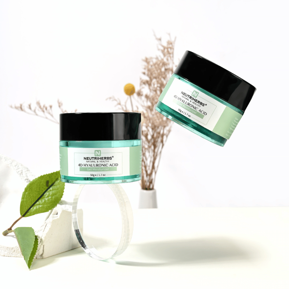 Imagem de lifestyle de Neutriherbs 4D Hyaluronic Acid Gel Moisturizer 50 g. Dois frascos do gel-creme hidratante são apresentados num ambiente claro e elegante, com detalhes naturais que transmitem uma rotina de cuidados de pele fresca e hidratação intensa.