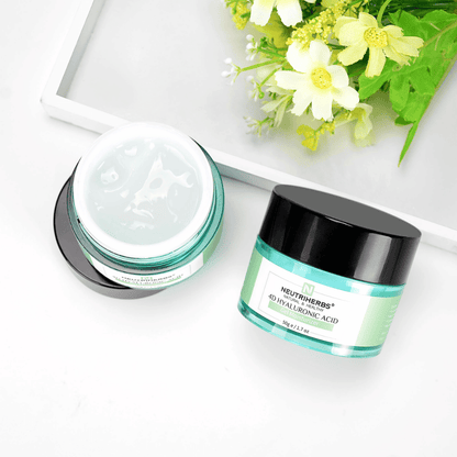 Frasco aberto e fechado de Neutriherbs 4D Hyaluronic Acid Gel Moisturizer 50 g. A imagem mostra a consistência leve e fresca do gel-creme, que é rapidamente absorvido e proporciona hidratação intensa sem ficar pegajoso ou oleoso na pele.