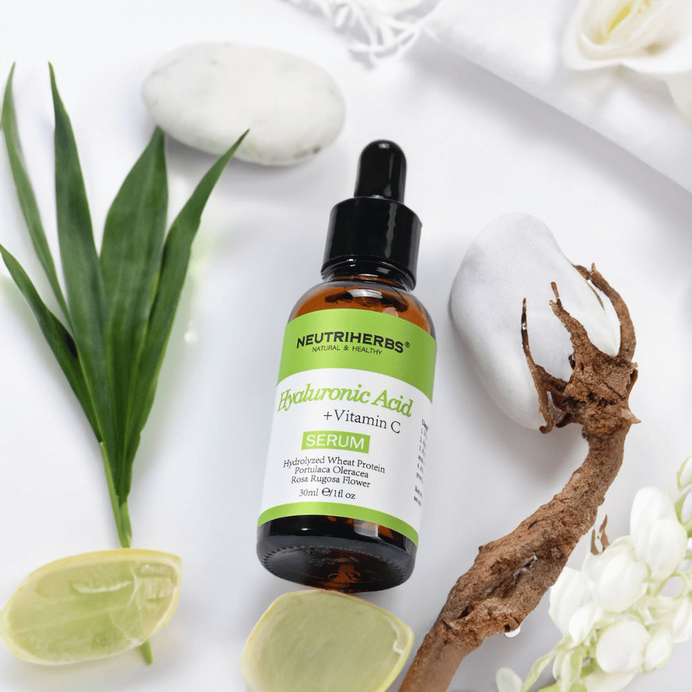 Neutriherbs Hyaluronic Acid + Vitamin C Serum 30 ml com ácido hialurónico e vitamina C. Sérum facial hidratante com ingredientes naturais que reforça a barreira cutânea, dá luminosidade e ajuda a reduzir linhas finas.