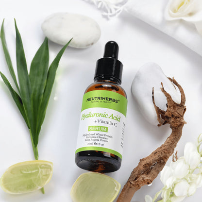 Neutriherbs Hyaluronic Acid + Vitamin C Serum 30 ml com ácido hialurónico e vitamina C. Sérum facial hidratante com ingredientes naturais que reforça a barreira cutânea, dá luminosidade e ajuda a reduzir linhas finas.