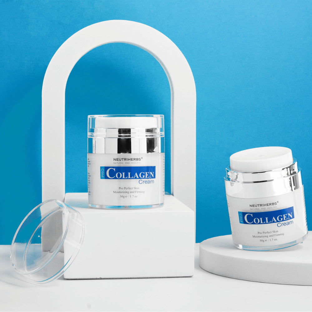 Neutriherbs Pro Collagen Cream 50 g fotografado sobre fundo azul. Duas imagens do produto mostram o elegante frasco de creme e a embalagem com bomba hermética que ajuda a preservar a qualidade do produto e torna a dosagem higiénica.