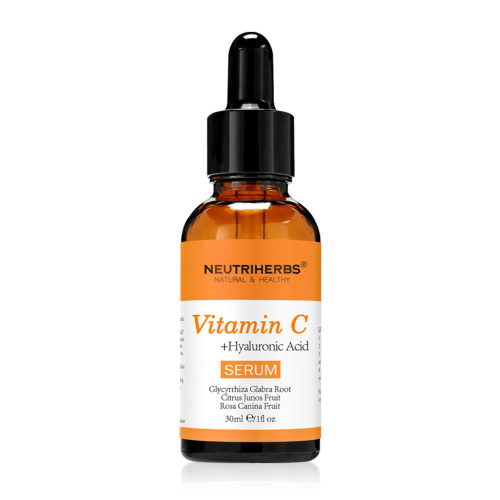 Neutriherbs Vitamin C + Hyaluronic Acid Serum 30 ml sobre fundo branco. Sérum facial com vitamina C e ácido hialurónico que hidrata a pele, proporciona maior luminosidade e contribui para um tom de pele mais uniforme.