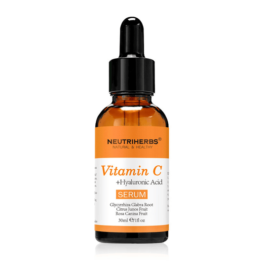 Neutriherbs Vitamin C + Hyaluronic Acid Serum 30 ml sobre fundo branco. Sérum facial com vitamina C e ácido hialurónico que hidrata a pele, proporciona maior luminosidade e contribui para um tom de pele mais uniforme.