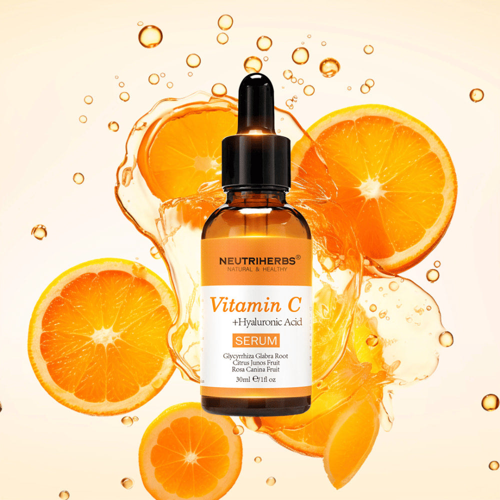 Neutriherbs Vitamin C + Hyaluronic Acid Serum 30 ml com rodelas de laranja e salpicos de sumo cítrico. Imagem de produto que destaca o conteúdo de vitamina C e ácido hialurónico do sérum para hidratação intensa, maior luminosidade e um tom de pele mais uniforme.
