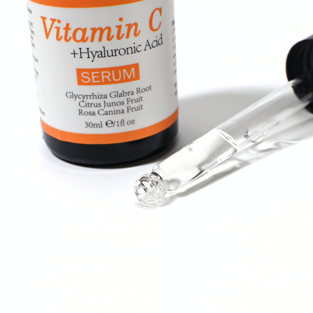 Plano aproximado de conta-gotas e frasco de Neutriherbs Vitamin C + Hyaluronic Acid Serum 30 ml. A textura leve do sérum é rapidamente absorvida e hidrata a pele, contribuindo ao mesmo tempo para maior luminosidade e um tom de pele mais uniforme.