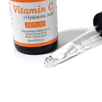 Plano aproximado de conta-gotas e frasco de Neutriherbs Vitamin C + Hyaluronic Acid Serum 30 ml. A textura leve do sérum é rapidamente absorvida e hidrata a pele, contribuindo ao mesmo tempo para maior luminosidade e um tom de pele mais uniforme.